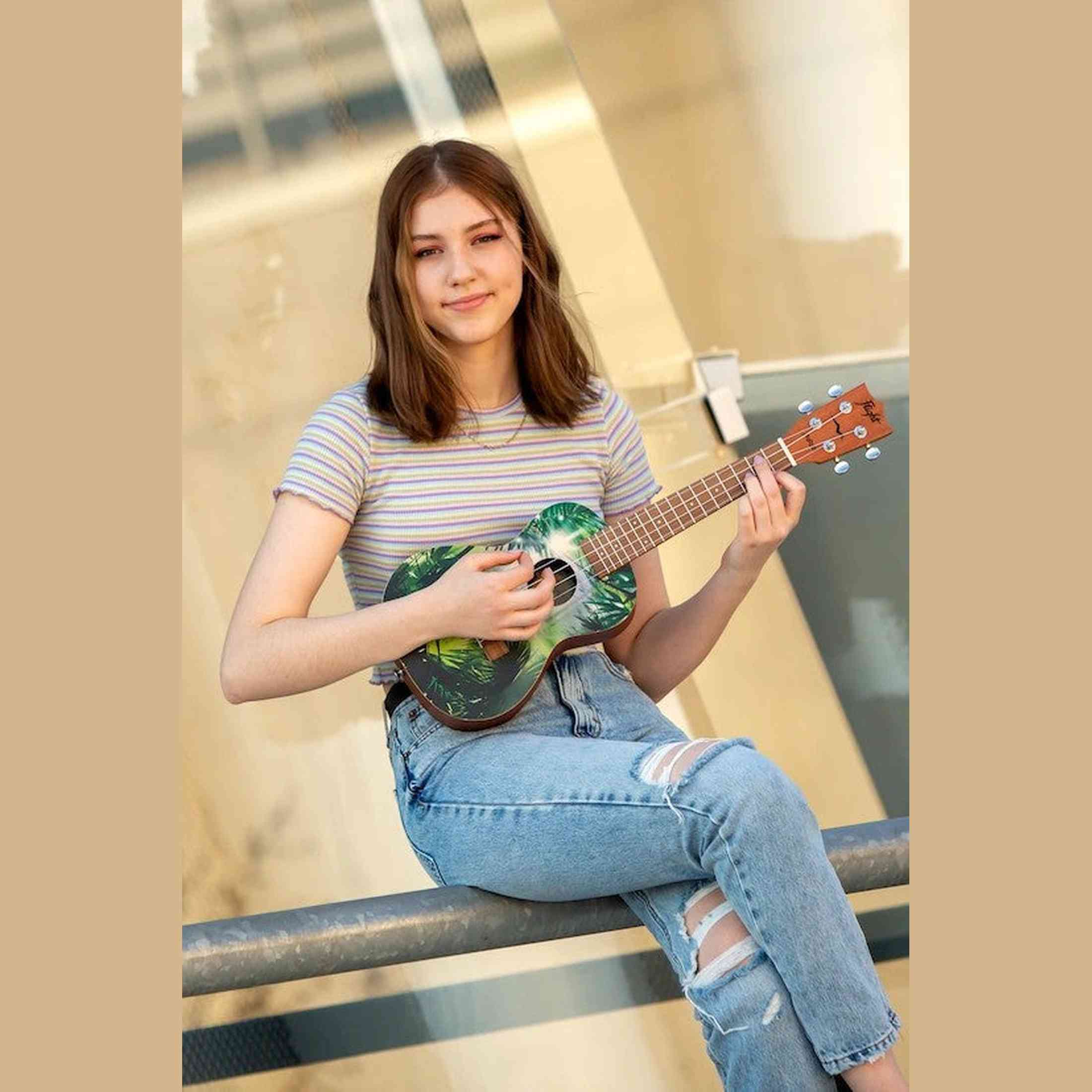 Flight AUC-33 Jungle Concert Ukulele met Spruce Top, Sapele Body en Aquila Nylgut Snaren