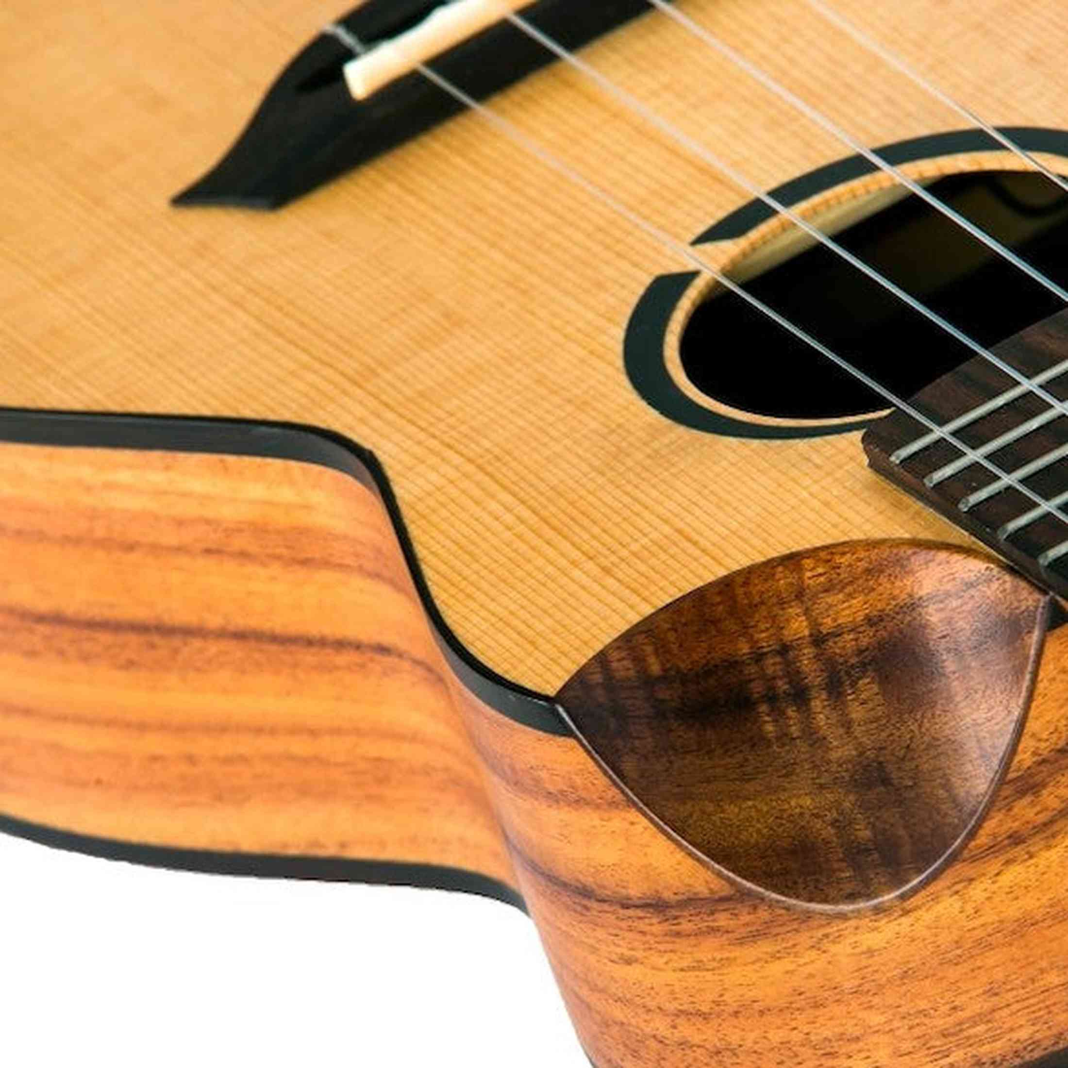 Flight Victoria Tenor Soundwave Ukulele met Solid Sitka Spruce Top, Acacia Body en Soundwave Pickup Systeem
