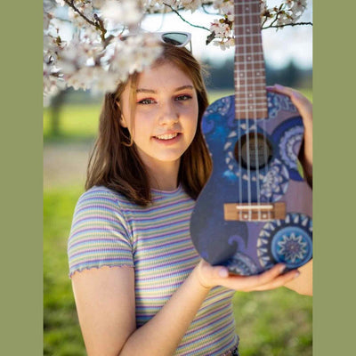 Flight AUC-33 Stardust Concert Ukulele met Sapele Body, Art Design en Aquila Nylgut Snaren