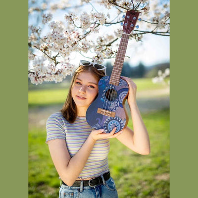 Flight AUC-33 Stardust Concert Ukulele met Sapele Body, Art Design en Aquila Nylgut Snaren
