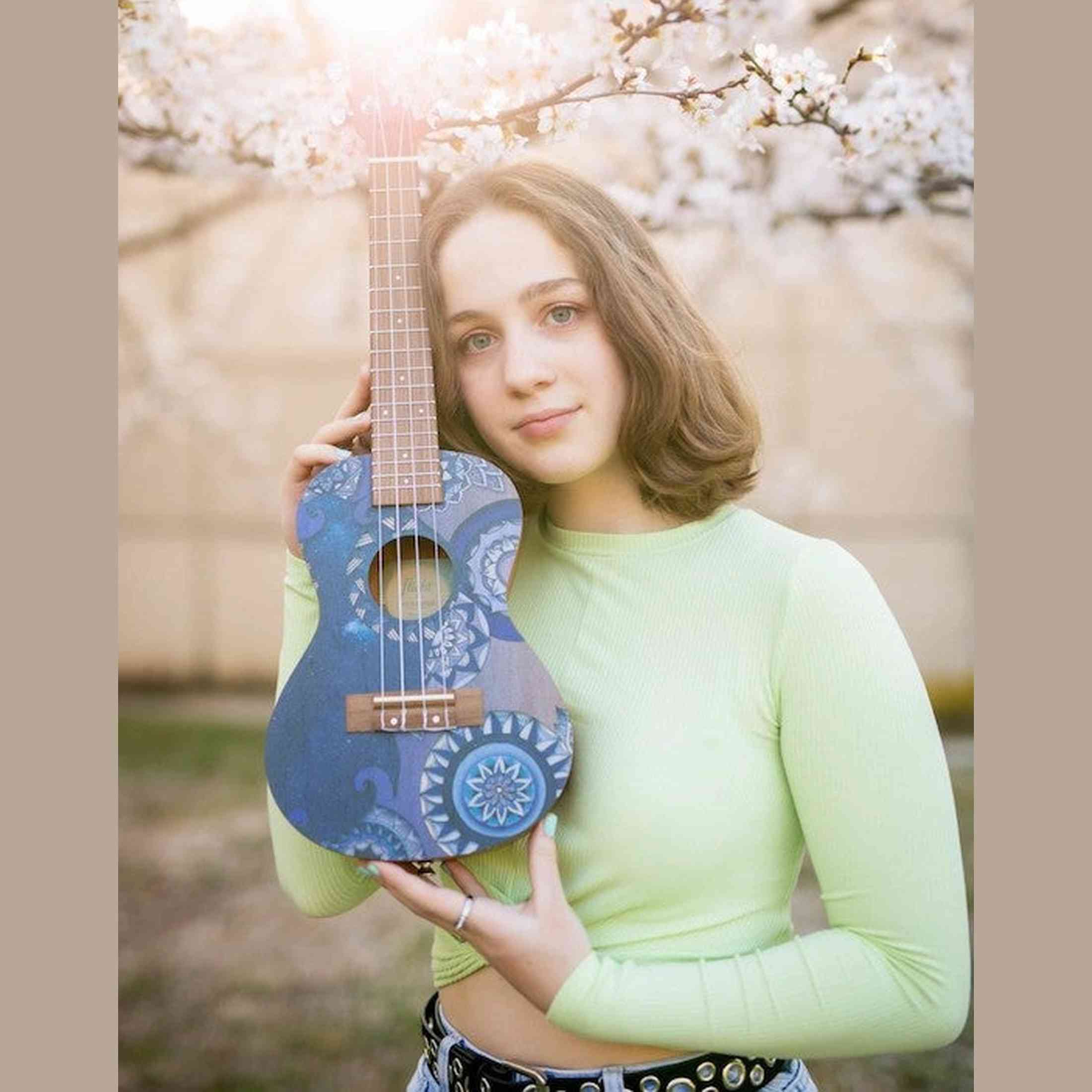 Flight AUC-33 Stardust Concert Ukulele met Sapele Body, Art Design en Aquila Nylgut Snaren