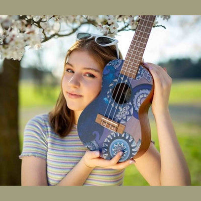 Flight AUC-33 Stardust Concert Ukulele met Sapele Body, Art Design en Aquila Nylgut Snaren