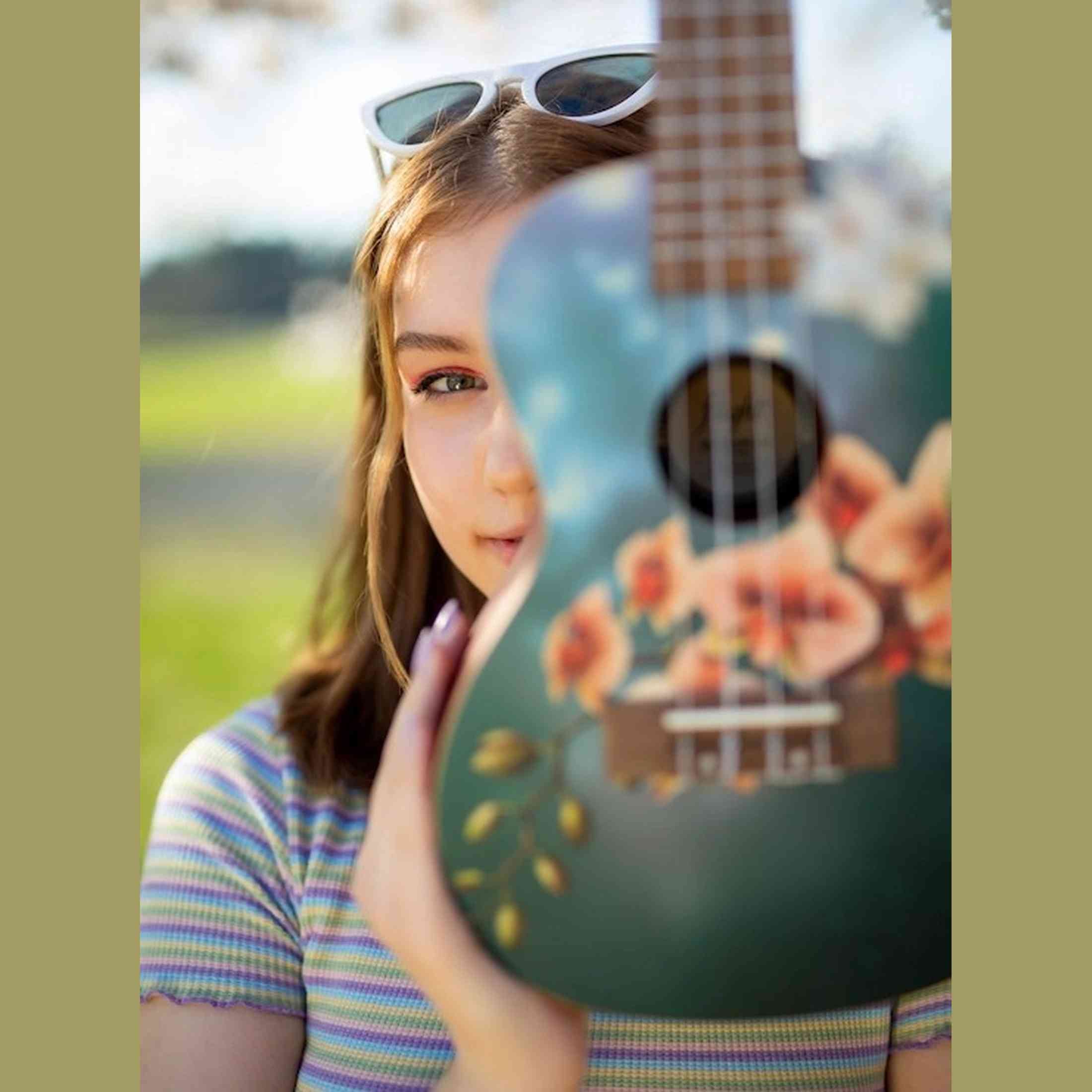 Flight AUC-33 Orchid Concert Ukulele met Spruce Top, Sapele Body en Aquila Nylgut Snaren