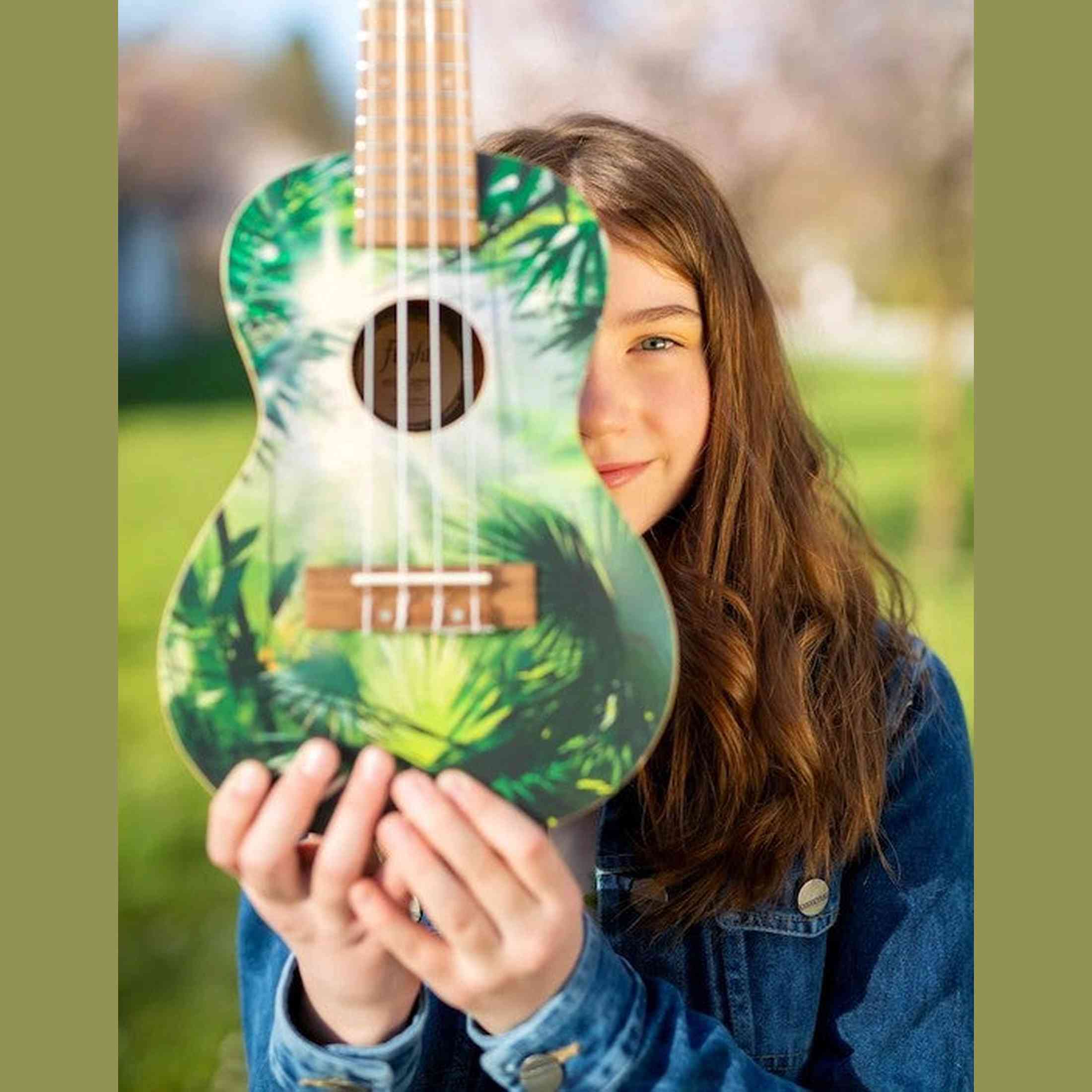 Flight AUC-33 Jungle Concert Ukulele met Spruce Top, Sapele Body en Aquila Nylgut Snaren