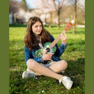 Flight AUC-33 Jungle Concert Ukulele met Spruce Top, Sapele Body en Aquila Nylgut Snaren