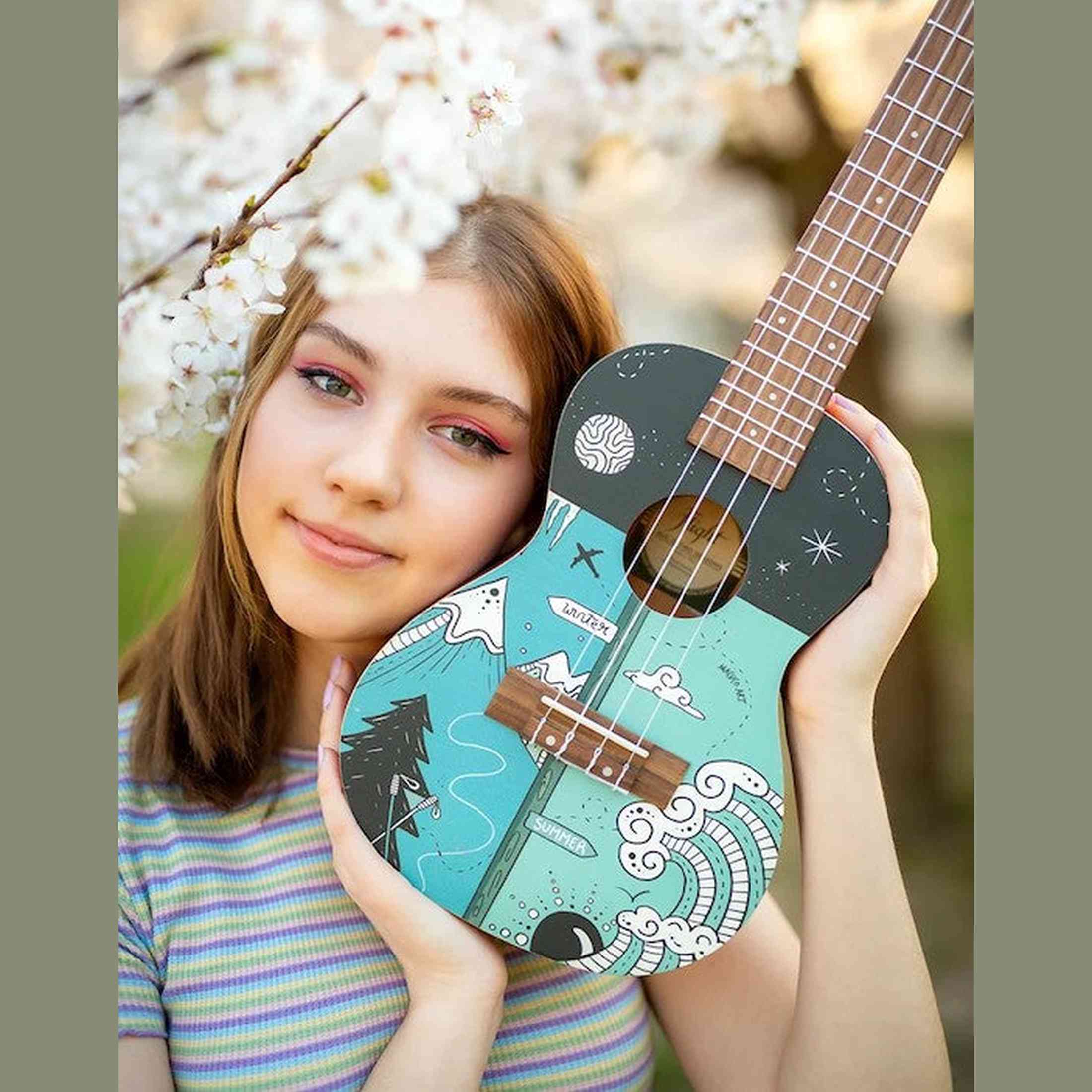 Flight AUC-33 Two Seasons Concert Ukulele met Spruce Top, Sapele Body en Aquila Nylgut Snaren